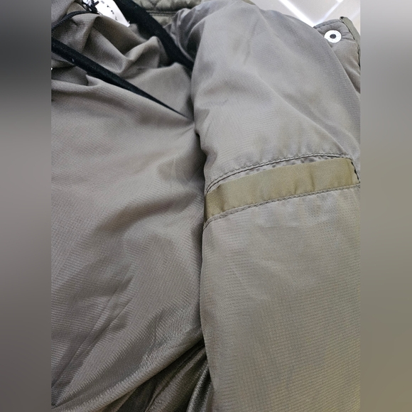 New with tags. Olive green quilted jacket with pockets and 1 inside pocket - Picture 7 of 11
